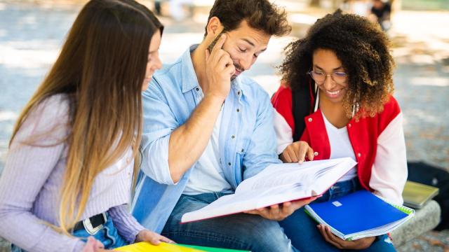 Mahasiswa Indonesia Dan Peran Kampus Dalam Membangun Kesadaran Akademik Dan Sosial