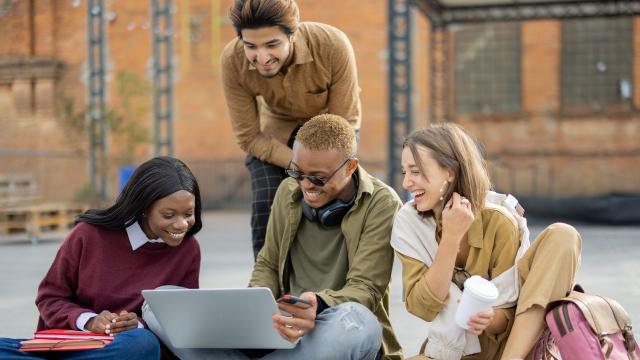 Gambar Artikel Mahasiswa Indonesia Dan Tantangan Menjaga Keseimbangan Akademik Dan Kehidupan Sosial