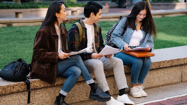 Kehidupan Mahasiswa Di Indonesia Dalam Menghadapi Tantangan Akademik Dan Sosial