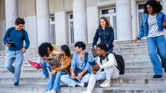 Mahasiswa Indonesia Dan Tantangan Menjaga Keseimbangan Akademik Dan Kehidupan Sosial