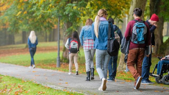 Gambar Artikel Pergaulan Mahasiswa Di Lingkungan Kampus Dan Dampaknya Terhadap Prestasi
