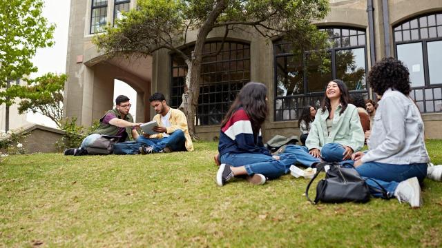 Ragam Pergaulan Mahasiswa Indonesia Dalam Lingkungan Kampus Yang Multikultural