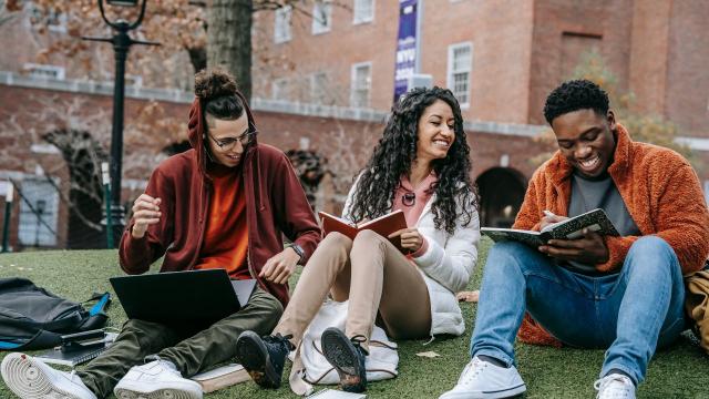 Gambar Artikel Kehidupan Mahasiswa Di Indonesia Sebagai Proses Pembentukan Karakter Dan Kemandirian