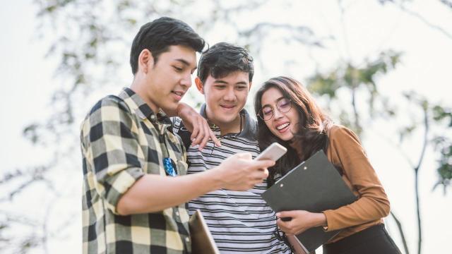 Gambar Artikel Kehidupan Mahasiswa Indonesia Dalam Menyeimbangkan Akademik Dan Sosial