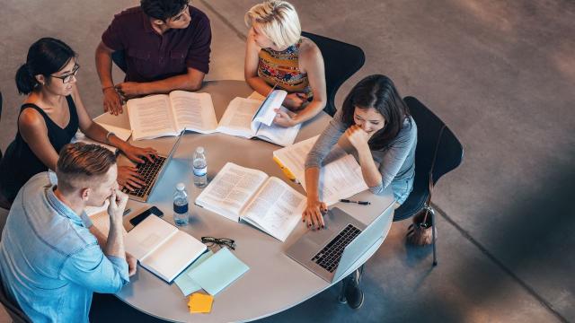 Gambar Artikel Kehidupan Mahasiswa Di Indonesia Sebagai Ruang Tumbuh Dan Berkembang