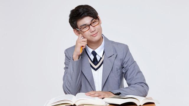 Aktivitas Mahasiswa Indonesia Dalam Menyeimbangkan Akademik Dan Sosial