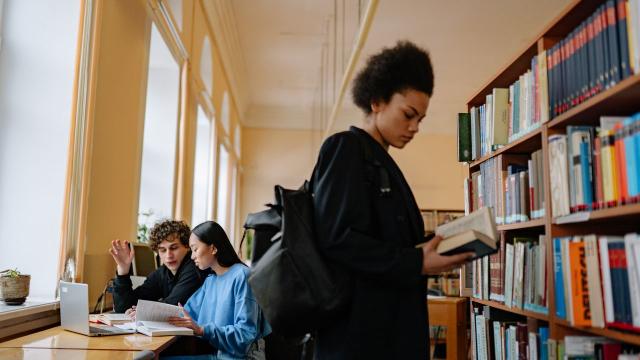 Gambar Artikel Mahasiswa Indonesia Dalam Tantangan Studi, Kos, Dan Interaksi Sosial