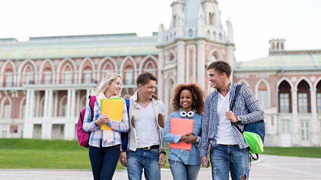Mahasiswa Rantau Dan Kearifan Lokal: Menjaga Identitas Di Tengah Kota Besar”
