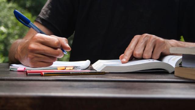 Gambar Artikel Mahasiswa Dan Quarter-Life Crisis: Menavigasi Tekanan Hidup Di Era Modern”