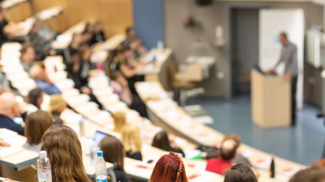 Gambar Artikel Mahasiswa Dan Literasi Finansial: Belajar Dewasa Sebelum Wisuda”