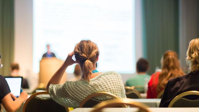 Gambar Artikel Mahasiswa Dan Relasi Dengan Keluarga: Mandiri Tanpa Melepas Ikatan”