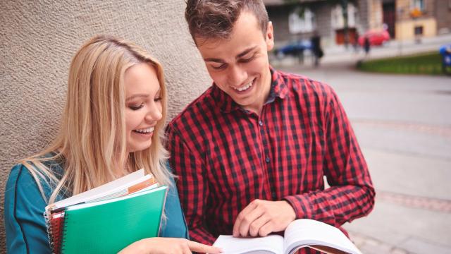 Gambar Artikel Cinta, Komitmen, Dan Kuliah: Dinamika Relasi Asmara Mahasiswa