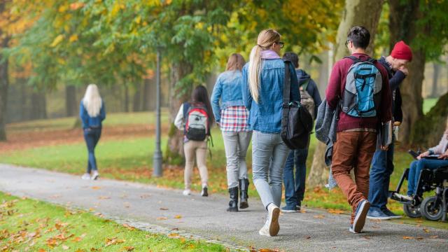 Gambar Artikel Mahasiswa Komuter: Hidup Di Antara Rumah, Jalan, Dan Ruang Kuliah