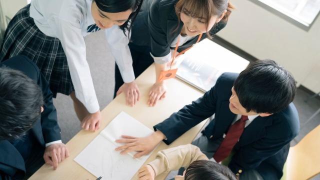 Gambar Artikel Dari Ruang Kuliah Ke Dunia Nyata: Dinamika Kehidupan Mahasiswa Indonesia