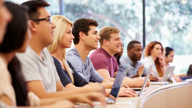 Gambar Artikel Manajemen Hidup Mahasiswa: Seni Menyeimbangkan Akademik, Sosial, Dan Keuangan