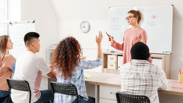 Gambar Artikel Budaya Nongkrong Mahasiswa: Ruang Santai Yang Menjadi Arena Diskusi Dan Identitas Sosial