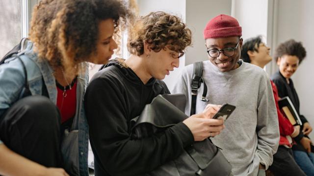 Gambar Artikel Budaya Nongkrong Mahasiswa: Ruang Santai, Diskusi, Dan Pembentukan Relasi