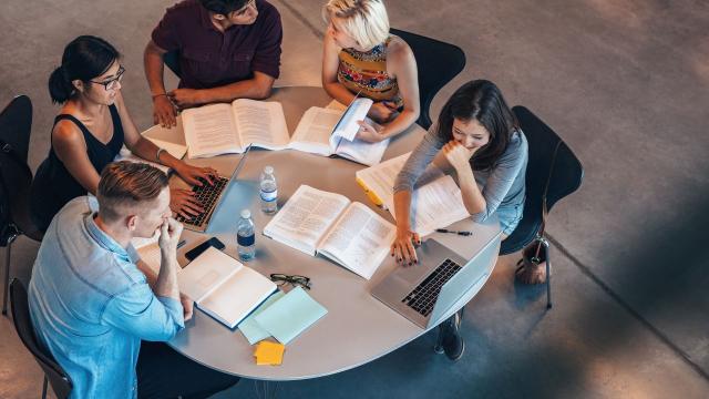 Gambar Artikel Kampus Dan Mobilitas Sosial: Harapan, Realitas, Dan Tantangan Mahasiswa