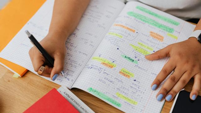 Gambar Artikel Kehidupan Akademik Mahasiswa: Antara Tuntutan Prestasi Dan Proses Pembelajaran