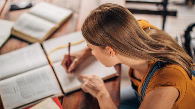 Gambar Artikel Mahasiswa Dan Tantangan Menjaga Kesehatan Mental Di Lingkungan Kampus