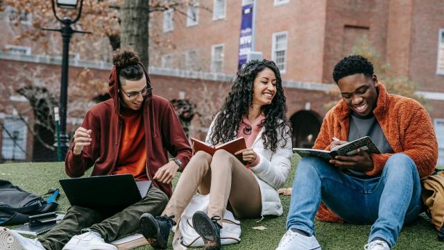 Tantangan Mahasiswa Baru Dalam Beradaptasi Di Kampus