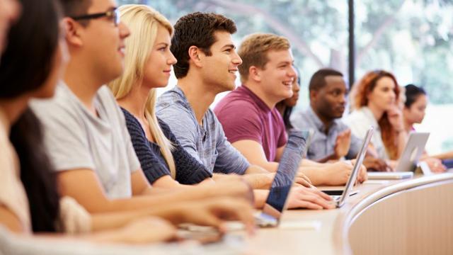 Gambar Artikel Mahasiswa Dan Strategi Mengatur Waktu Antara Kuliah Dan Aktivitas Lain