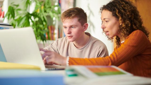 Gambar Artikel Mahasiswa Dan Fenomena Kuliah Sambil Bekerja Di Indonesia