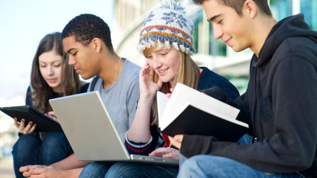 Mahasiswa Dan Peran Alumni Dalam Pengembangan Karier