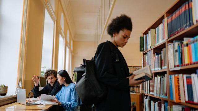 Gambar Artikel Pengaruh Lingkungan Pertemanan Terhadap Prestasi Mahasiswa