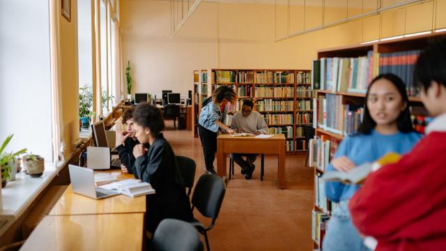 Gambar Artikel Mahasiswa Di Era Digital Dan Tantangan Mengelola Informasi Akademik