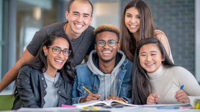 Gambar Artikel Mahasiswa Di Persimpangan Akademik Dan Sosial: Menjaga Keseimbangan Selama Masa Studi