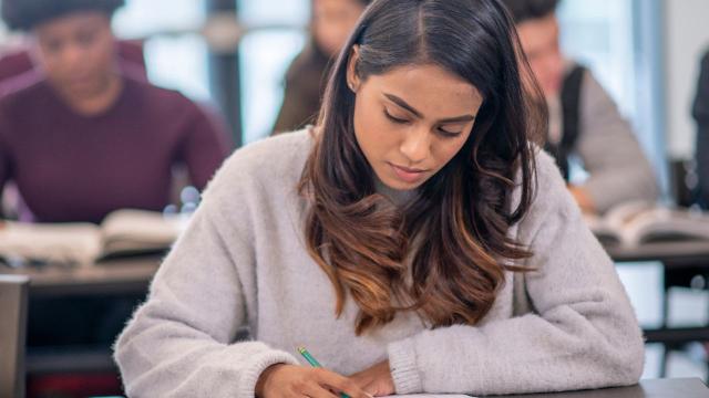 Gambar Artikel Pergaulan Mahasiswa Di Era Digital: Peluang, Tantangan, Dan Dampaknya Terhadap Pendidikan Tinggi