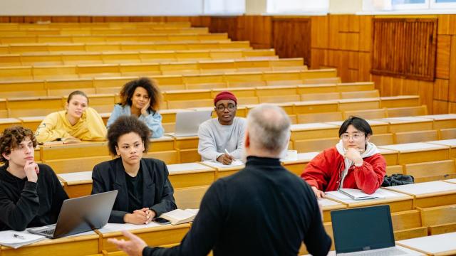 Gambar Artikel Pergaulan Mahasiswa Di Kampus: Membangun Relasi Positif Dan Lingkungan Belajar Yang Sehat