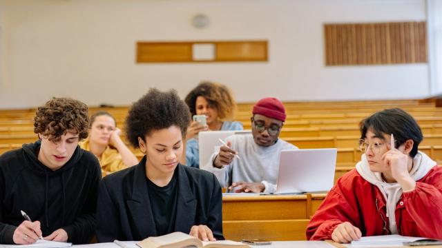 Gambar Artikel Kehidupan Mahasiswa Di Universitas: Belajar, Berorganisasi, Dan Menjaga Kesehatan