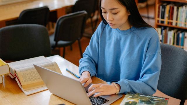 Strategi Sukses Mahasiswa: Mengelola Akademik, Organisasi, Dan Kehidupan Sosial Secara Seimbang