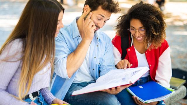 Mahasiswa Berkembang: Menjaga Keseimbangan Antara Akademik, Sosial, Dan Kesehatan Mental