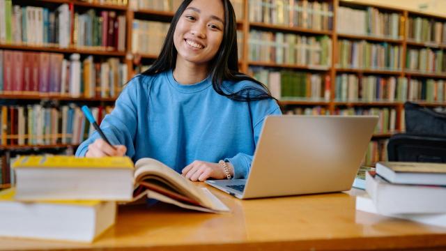 Gambar Artikel Mahasiswa Berpikir Kritis: Peran Kurikulum Dan Lingkungan Kampus Dalam Meningkatkan Kualitas Pendidikan