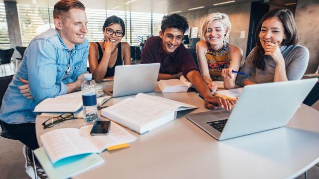 Mahasiswa Berdaya Saing Tinggi: Strategi Mengembangkan Kompetensi Akademik Dan Nonakademik