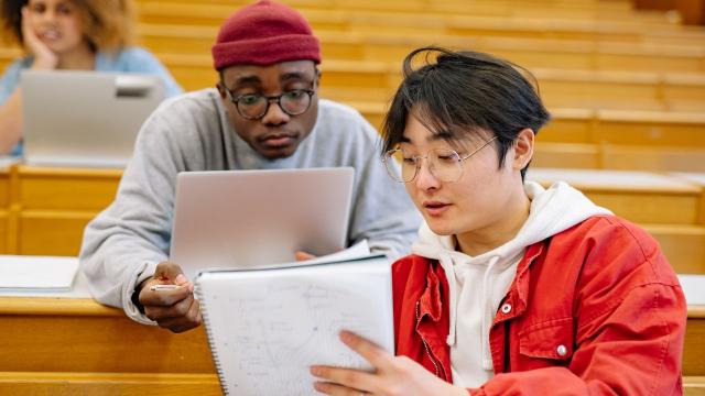 Gambar Artikel Mahasiswa Melek Finansial: Mengelola Keuangan Pribadi Dengan Bijak Sejak Dini