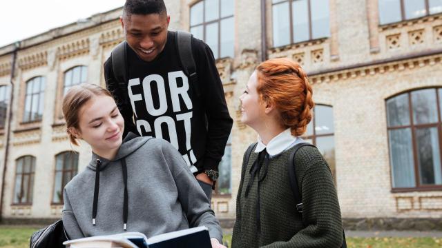 Mahasiswa Berbudaya Literasi: Meningkatkan Minat Baca Dan Kemampuan Berpikir Kritis