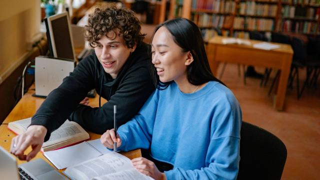 Gambar Artikel Mahasiswa Berorganisasi: Mengembangkan Kepemimpinan Dan Keterampilan Sosial Di Kampus