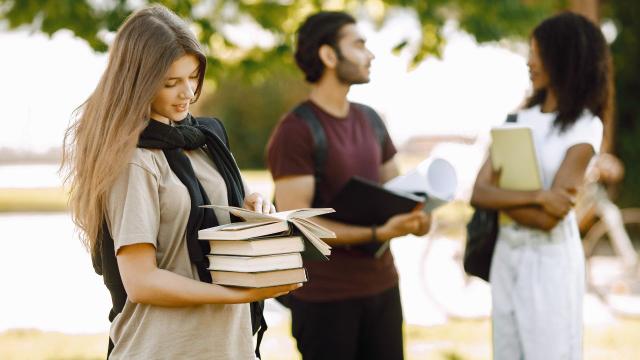 Gambar Artikel Mahasiswa Bertanggung Jawab: Menjalankan Peran Akademik Dan Sosial Dengan Baik