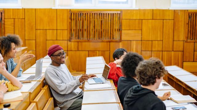 Gambar Artikel Mahasiswa Berdaya Saing: Mengelola Akademik, Organisasi, Dan Kesehatan Secara Optimal
