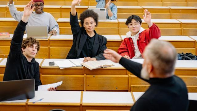 Gambar Artikel Mahasiswa Berkinerja Tinggi: Menyeimbangkan Akademik, Organisasi, Dan Kesehatan Di Lingkungan Kampus