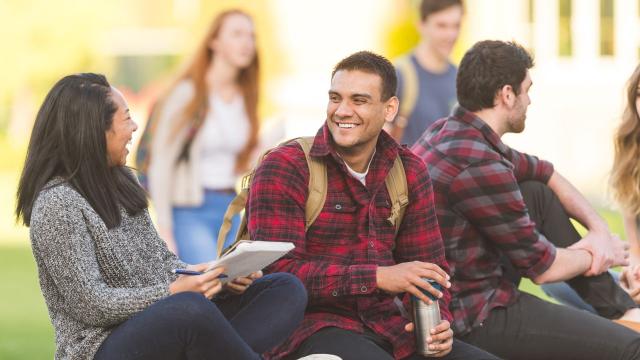 Gambar Artikel Mahasiswa Berprestasi Dan Mandiri: Menavigasi Hidup Kampus Dengan Bijak