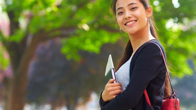 Gambar Artikel Mahasiswa Berprestasi: Menyeimbangkan Akademik, Organisasi, Dan Kehidupan Sosial Di Kampus