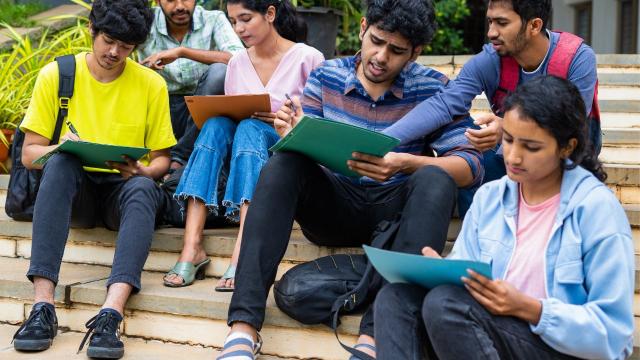 Gambar Artikel Menjadi Mahasiswa Unggul: Keseimbangan Akademik Dan Kehidupan Sosial Di Kampus