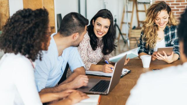 Gambar Artikel Menjadi Mahasiswa Cerdas: Menyeimbangkan Studi, Organisasi, Dan Kehidupan Sosial