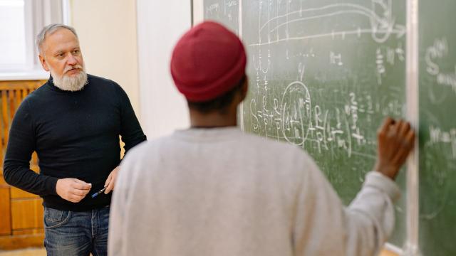 Gambar Artikel Di Persimpangan Pilihan: Bagaimana Mahasiswa Menentukan Arah Masa Depan