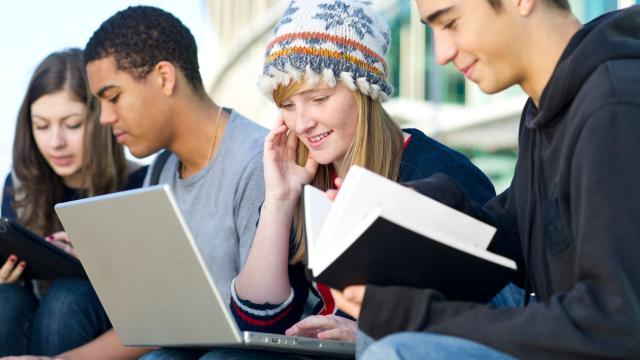 Gambar Artikel Belajar Hidup Dari Kampus: Pengalaman Mahasiswa Yang Membentuk Karakter Dan Pola Pikir